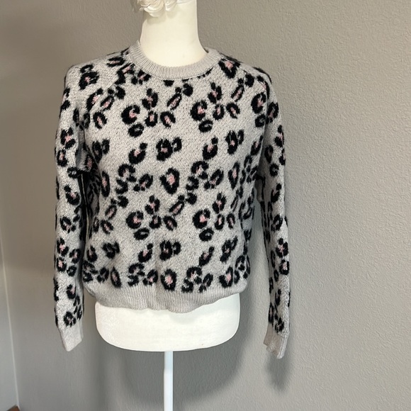 Cheetah Print Sweater. 💖 - Picture 4 of 4
